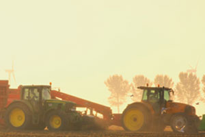 Veel gezien beeld op Goeree Overflakkee : de boeren oogsten van hun land Foto (c) Joop Grootenboer