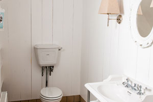De badkamer is ingericht in oud Engelse stijl en voorzien van alle comfort. Foto(c)Joop Grootenboer