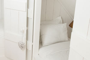 Fris wit katoenen beddegoed op elk bed, er zijn 5 bedden beschikbaar. Foto(c)Joop Grootenboer