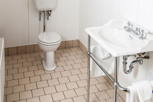 De badkamer is ingericht in oud Engelse stijl en voorzien van alle comfort. Foto(c)Joop Grootenboer