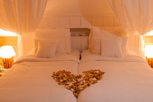 Romantisch bed met gouden hart. Foto(c)Joop Grootenboer