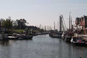 In de haven van Oude-Tonge liggen vaak veel boten van toeristen