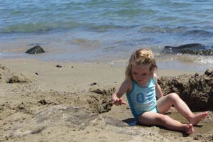 Kinderen vermaken zich met zand. Foto(c)Karin en Cees van Dijk
